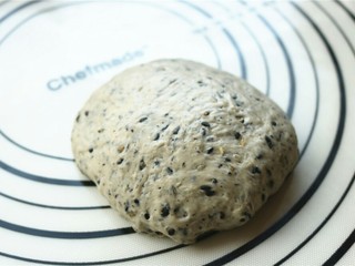 8、中种法黑芝麻吐司,发酵好的面团，轻拍排气。