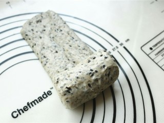 11、中种法黑芝麻吐司,轻轻的卷起来成为一个卷。