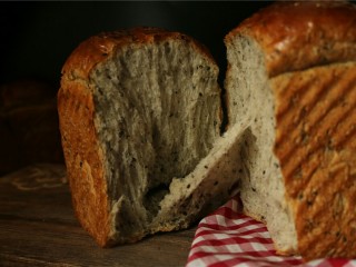 16、中种法黑芝麻吐司,组织绵软，可以拉丝。