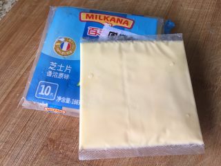 5、芝士培根汉堡，完胜KFC ,准备好百吉福芝士，平时放冷冻中；