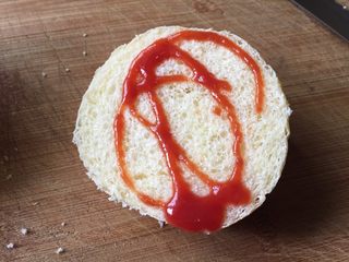 8、芝士培根汉堡，完胜KFC ,在下面的一半餐包中，撒点番茄酱；