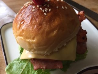 14、芝士培根汉堡，完胜KFC ,直接盖在另外半个汉堡胚上；固定下；就可以了；