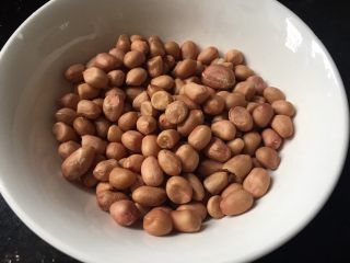1、醋泡花生米,取适量花生米