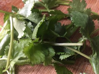 7、醋泡花生米,香菜切段