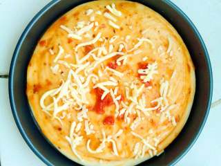 2、培根蔬菜披萨,面饼可自己做，可网上买，可根据自己的想象力做各种食材的饼底，例如土豆泥的，方便面的，鸡蛋饼的等