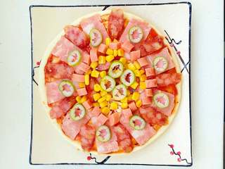 3、培根蔬菜披萨,摆盘，做自己喜欢的造型，把你的创意发挥出来