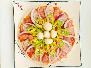 4、培根蔬菜披萨,继续做造型，添加食材