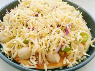 6、培根蔬菜披萨,最后铺上一层厚厚的奶酪芝士