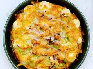 7、培根蔬菜披萨,烤箱预热5分钟，火力200度，烤20分钟即可