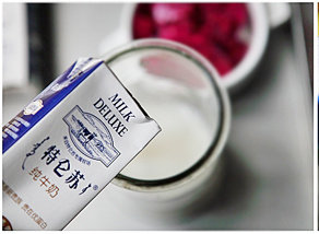 5、火龙果冰淇淋,将纯牛奶倒入容器中