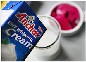 6、火龙果冰淇淋,淡奶油也倒入,让之与纯牛奶混合一体