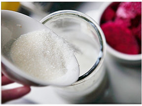 7、火龙果冰淇淋,加入50g白砂糖搅拌均匀