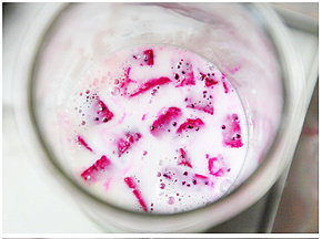 9、火龙果冰淇淋,火龙果倒入后轻轻拌至白砂糖完全溶化