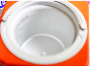 10、火龙果冰淇淋,将冰淇淋内桶在冷冻室取出放入外壳