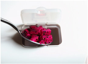 13、火龙果冰淇淋,5分钟后开始有冰渣出现,15分钟后从冰淇淋机小口观察冰淇淋开始膨胀时,再加入剩下的火龙果