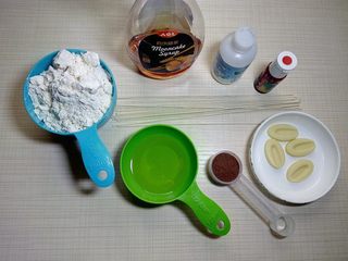 1、古筝情韵,准备好各项材料。现在是做月饼的季节,大家都会有备枧水,淘宝有售,很便宜。