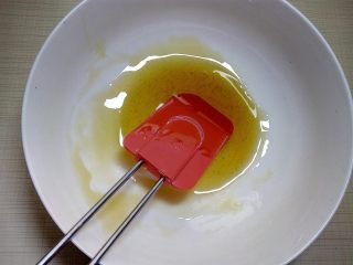 2、古筝情韵,碗里倒入糖浆,再倒入枧水,用手抽搅拌均匀。