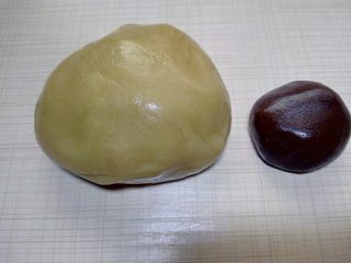 6、古筝情韵,大面团中分出一小块揉入可可粉,揉成光滑咖啡色面团备用,用来做古筝的琴头和琴尾。