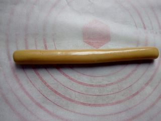 7、古筝情韵,原色面团搓成长条待用,最好在油纸操作,待会儿比较方便移到烤盘里。