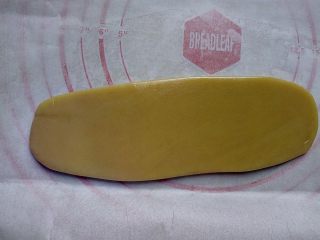 8、古筝情韵,用擀面杖把原色面团擀成厚度约5毫米的片状。