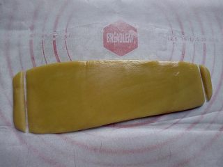 9、古筝情韵,用刀切掉两端,一端调整下使稍微窄点形成一头宽,一头窄的样子,大致形成古筝的基本形状。