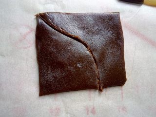 12、古筝情韵,可可薄片切一块正方形,用工具刻出如图的曲线形状。