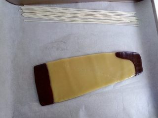 14、古筝情韵,移入烤盘中,刷一层薄薄的蛋液。再取21根龙须面,一起放入烤盘,提前以150度预热烤箱十分钟。