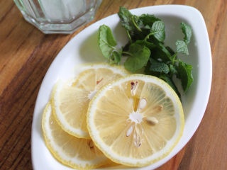 1、Mojito 莫吉托,薄荷洗净，柠檬切片，备用​