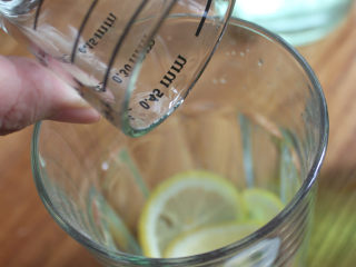 2、Mojito 莫吉托,把薄荷，柠檬，朗姆酒，糖浆材料放入杯中捣碎