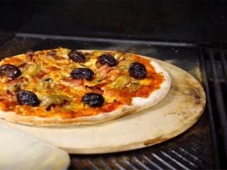 11、卡布里乔莎披萨,把披萨放在烤网上，300摄氏度烤10分钟，然后就可以吃啦。