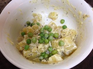 6、吐司魔方披萨,加入豌豆粒拌匀