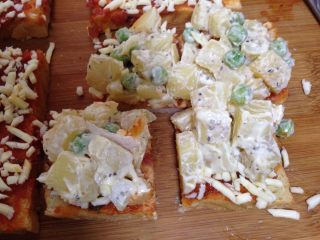 16、吐司魔方披萨,然后切成四份备用（采用先切开再加馅的方法好做，我后面就是这样做的）