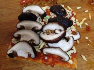 19、吐司魔方披萨,其中一份摆入香菇片