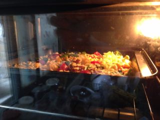 24、吐司魔方披萨,入预热好的烤箱200度、上下火、中层、15-20分钟即可