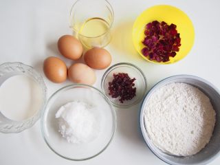 1、玫瑰花蔓越莓蛋糕,准备好材料