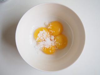 2、玫瑰花蔓越莓蛋糕,蛋黄中加入15g糖，搅拌均匀