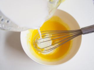 3、玫瑰花蔓越莓蛋糕,分别加入牛奶和玉米油，每次都要搅拌均匀