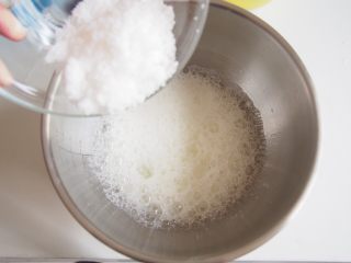 4、玫瑰花蔓越莓蛋糕,蛋清分离，打成粗泡后加入三分之一糖