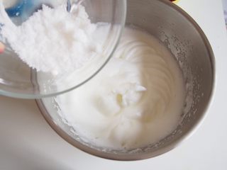 5、玫瑰花蔓越莓蛋糕,打出明显纹路后第二次加糖，最后纹路清晰后第三次加入糖