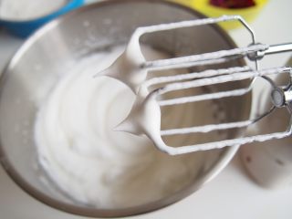 6、玫瑰花蔓越莓蛋糕,打发至硬性发泡状态