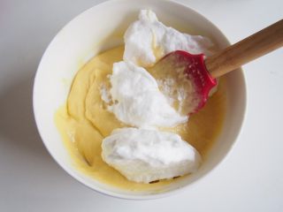 7、玫瑰花蔓越莓蛋糕,取三分之一蛋白加入蛋黄糊中，切拌均匀