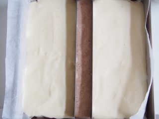 10、玫瑰花蔓越莓蛋糕,留一点面糊加入可可粉，切拌均匀后放入中间饼干模上，其他面糊倒入两边