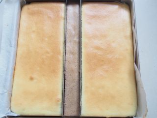 11、玫瑰花蔓越莓蛋糕,烤箱预热至150度，中层上下火，22分钟左右熟透即可。取出晾凉，抹上自己喜欢的酱就好啦~