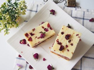 12、玫瑰花蔓越莓蛋糕,切开成蛋糕片，装饰一下就可以吃了~