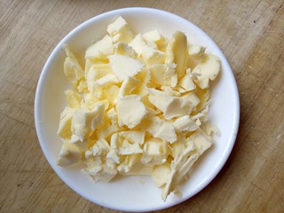 1、  黄油版芝麻小酥,黄油切小块室温软化