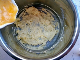 3、  黄油版芝麻小酥,分两次加入蛋液，一次加入的蛋液打匀，再加入第二次，一个鸡蛋液不用全部放，留少许刷饼干表面