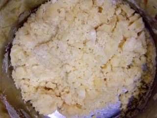 5、  黄油版芝麻小酥,翻拌成絮状