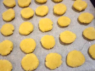 8、  黄油版芝麻小酥,用手指头将小圆球按压扁