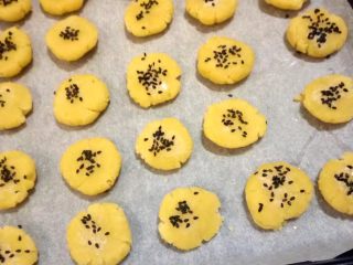 9、  黄油版芝麻小酥,刷一层蛋液，洒上黑芝麻