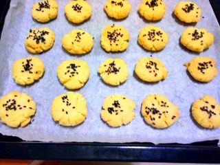 11、  黄油版芝麻小酥,饼干上色即可